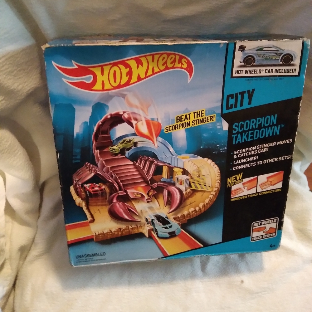 Hot Wheels City Scorpion Takedown. Scorpion Stinger with Car Included.